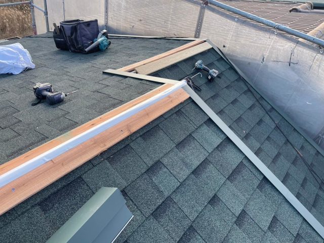 明石市で貫板を施工中